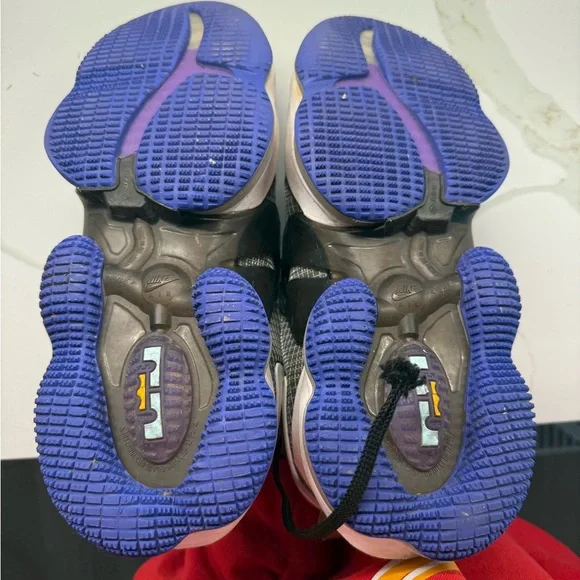 Nike Black and Yellow Sneakers High-Performance Design - Picture 4 of 5